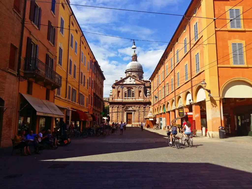 reasons to visit and fall in love with bologna