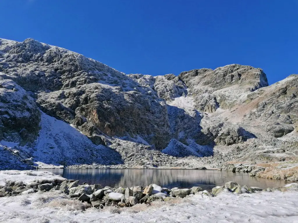 hiking-malyovitsa-peak-rila-mountain-winter-elenino-lake