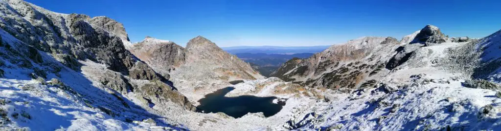 hiking-malyovitsa-peak-rila-mountain-winter-elenino-lake-view