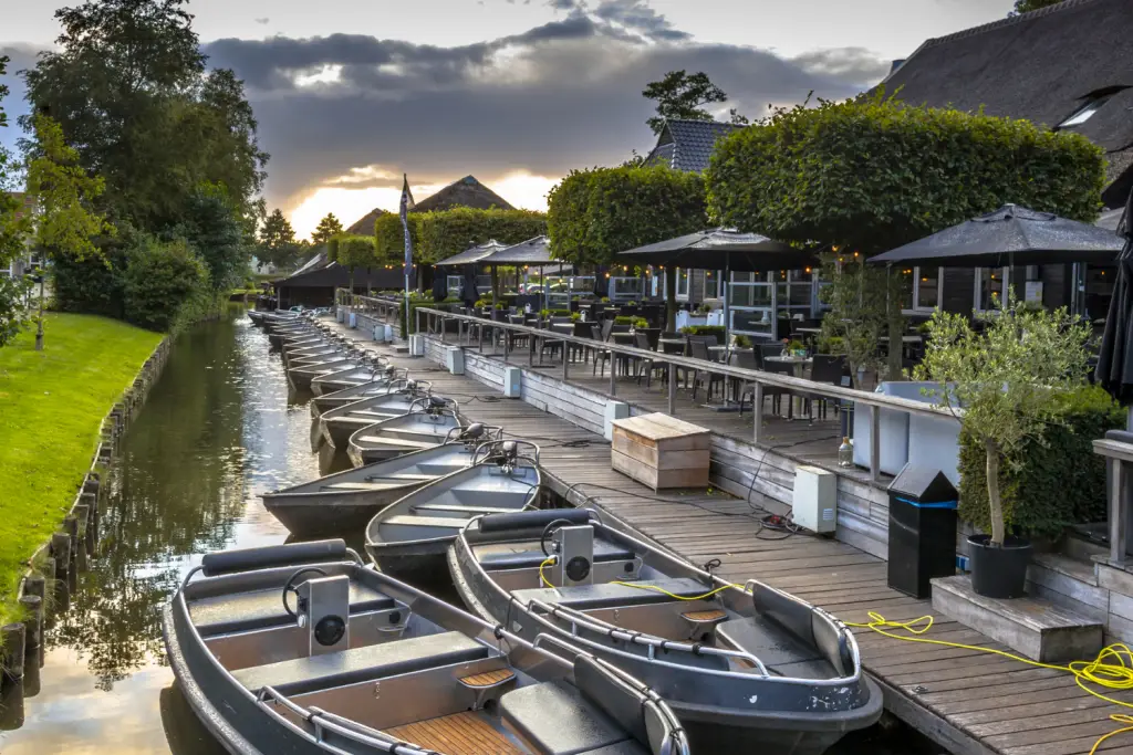 things to do in giethoorn in one day